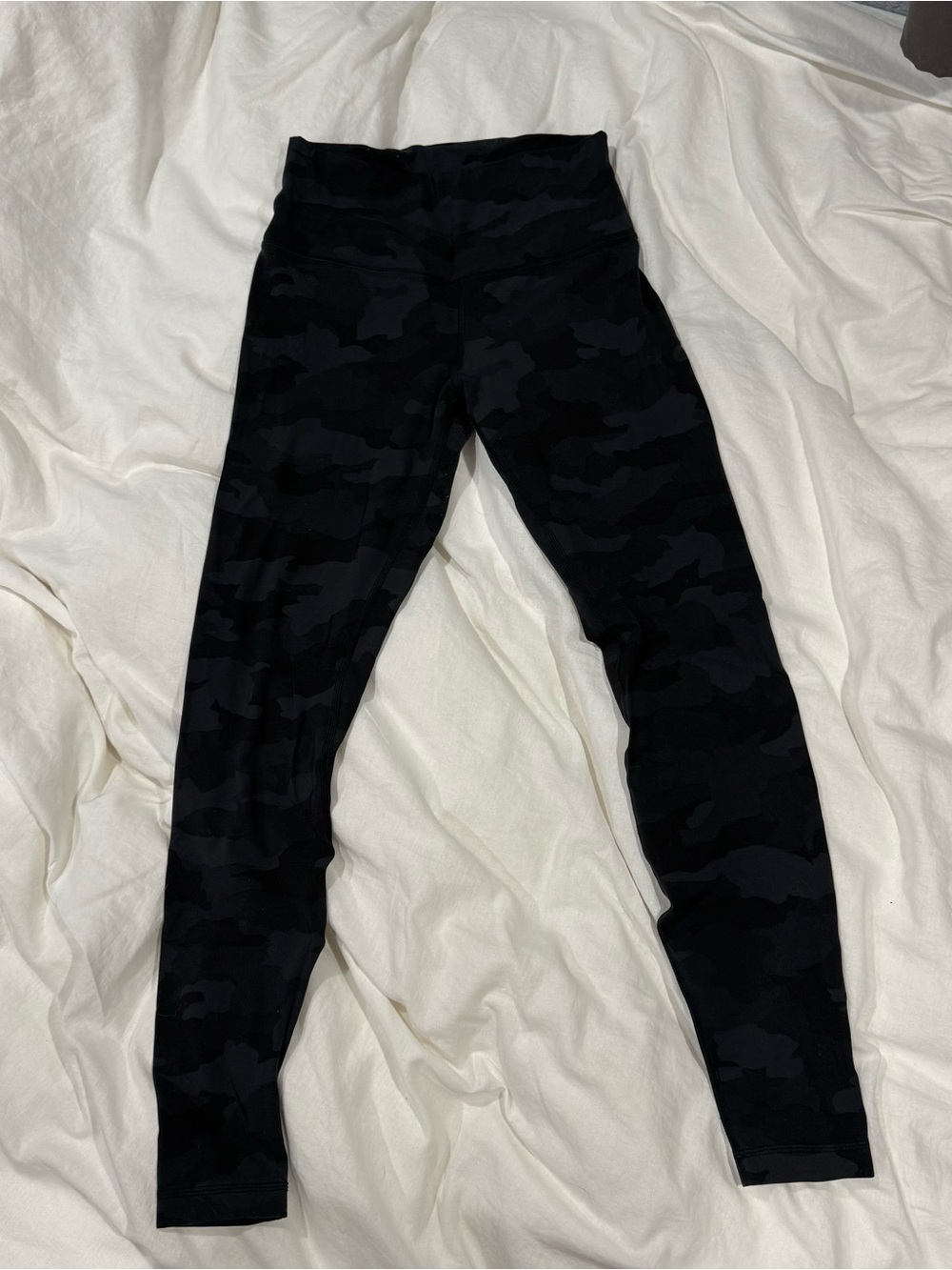 Lululemon women size 8 Black Camo align Leggings